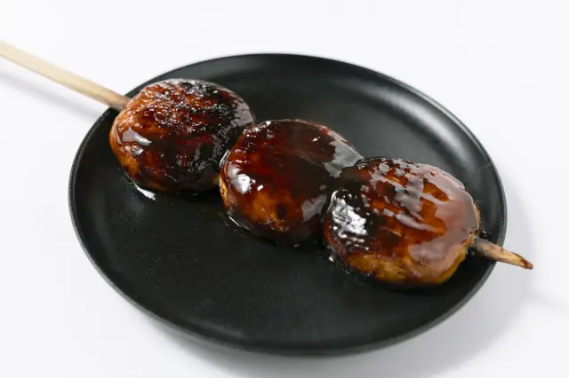 味噌と数種類の砂糖をブレンドした甘辛ダレは旨み豊か
