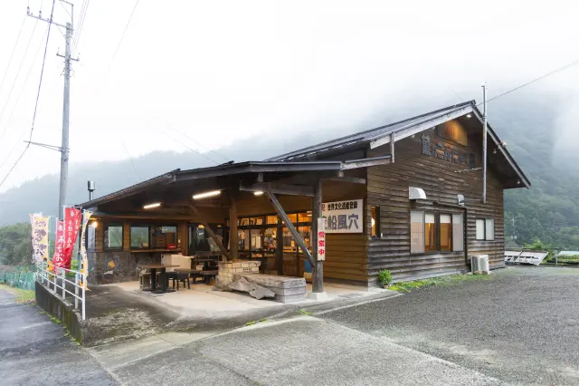 購入だけでなく店内や屋外で食べられる