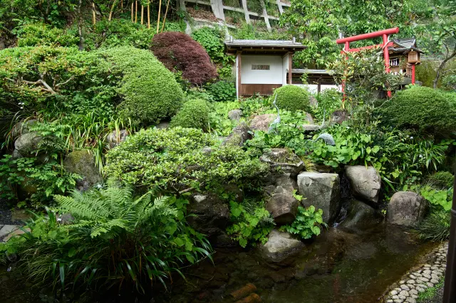 中庭には景観を生かした日本庭園が整備