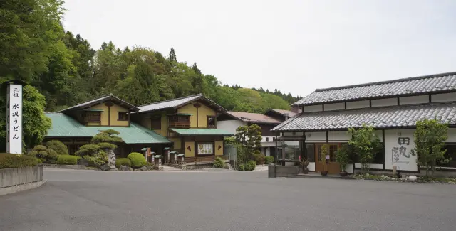 入母屋造りの落ち着いた和風建築