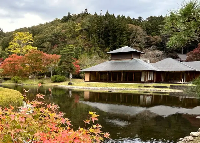 端正な造りが目を引く池泉回遊式日本庭園「翠楽苑」