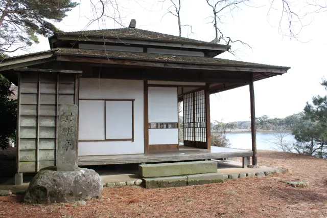 南湖を見渡せる眺めの良い場所に建つ茶室「共楽亭」