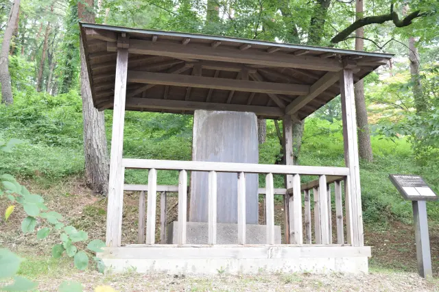 共楽亭の西側に建つ「南湖十七景詩歌碑」