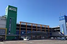 1,800台の駐車場を備えるモールで、多彩なショップがずらり