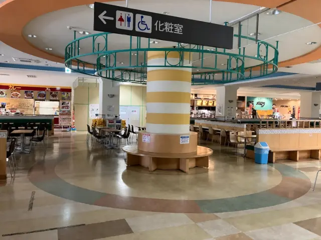 自10:00起营业的1楼美食街