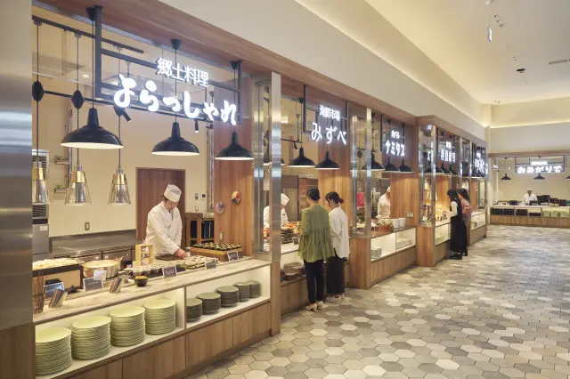 シェフが目の前で料理を仕上げる夕食ビュッフェ