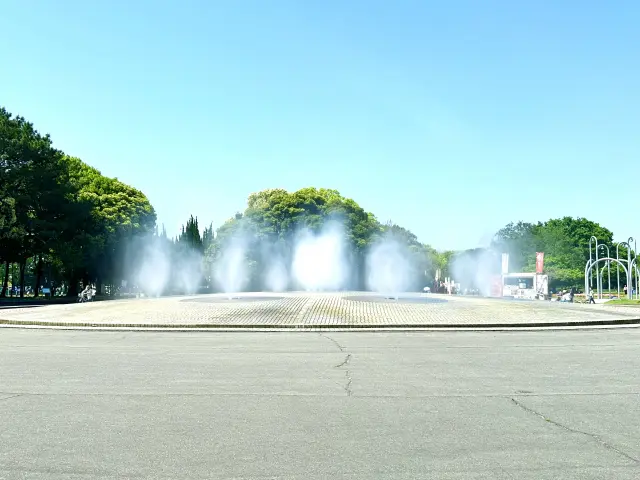 断続的に水が噴き上げる夏の人気スポット「大噴水」