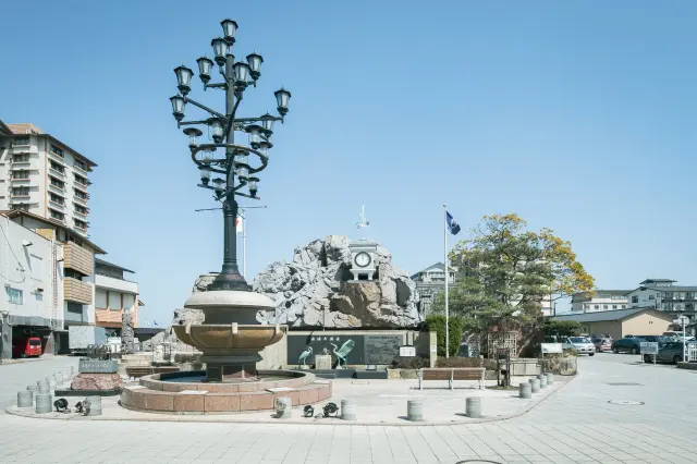 湯元の広場では温泉卵作りも可能