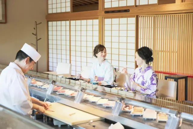 新鮮な海の幸など能登ならではの味覚を味わえる