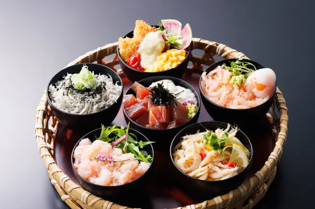 好きな具材を好きなだけのせて作る朝食ブッフェの朝丼