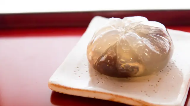 透明の本くずで餡を包んだ「くず花」