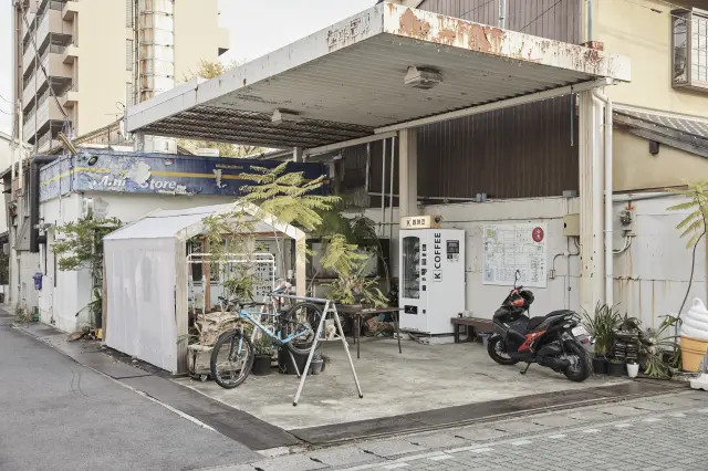 古いガソリンスタンドを活用したスタンド