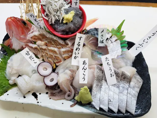 豪華な刺身盛り合わせ