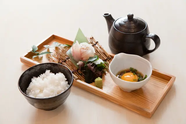 シメとして味わいたい「本日の魚飯」
