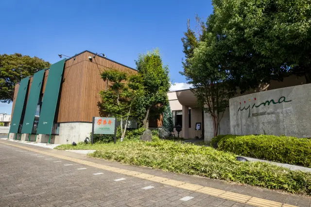 自然豊かな緑に囲まれた立派な店構え