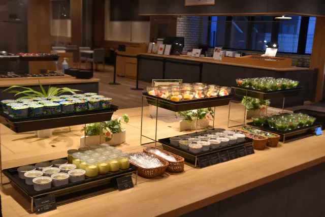 種類豊富な小鉢が並ぶ和洋バイキングの朝食