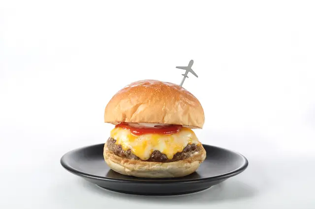 たっぷりのチーズと多良間牛のうま味があふれる「ダグズ・プレミアム多良間牛ノーベジチーズーバーガー《LAVA》」