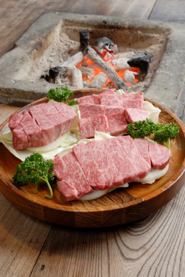 囲炉裏を使って、炭火でじっくり焼く