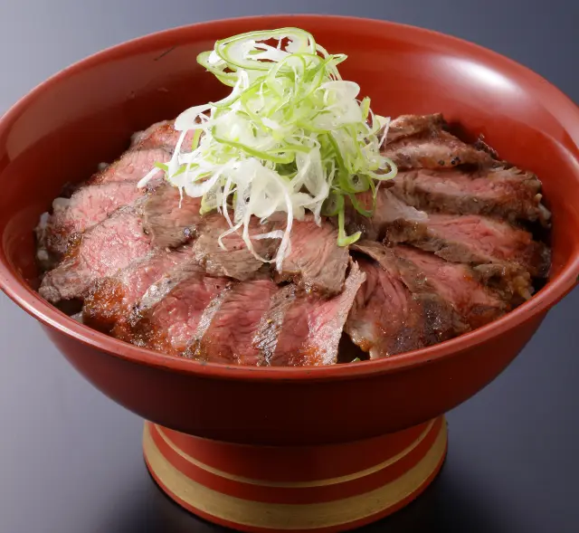 名物のステーキ丼は老若男女に人気のメニュー
