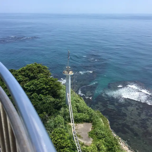 灯台踊り場からの眺め。眼下に海景色が広がる 写真提供：公益社団法人燈光会