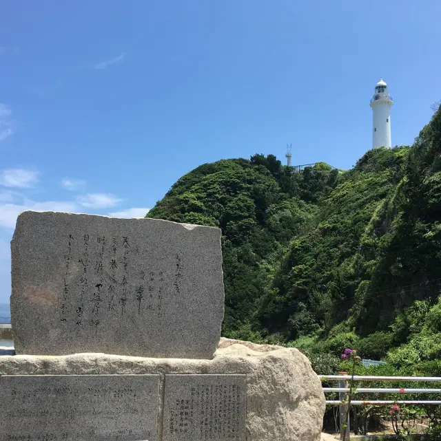 敷地内に昭和のトップスター・美空ひばりの歌碑が立つ 写真提供：公益社団法人燈光会