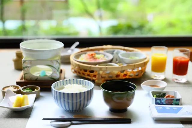 朝食は泡の湯源泉で炊く温泉粥中心の和定食