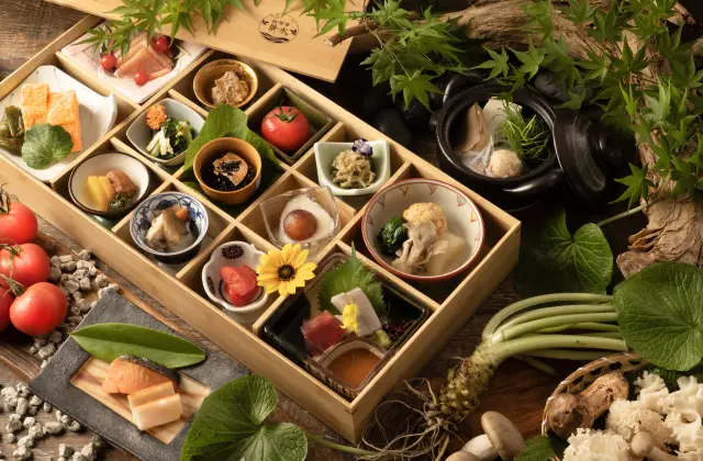 小鉢でさまざまな味を楽しめる栄養たっぷりの朝食