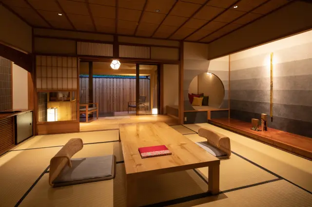 数寄屋造りの部屋に加賀の伝統工芸品が並ぶ「なでしこ」