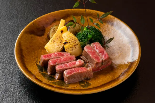 最高ランクの懐石コースには能登牛やアワビ、ノドグロなど高級食材も登場