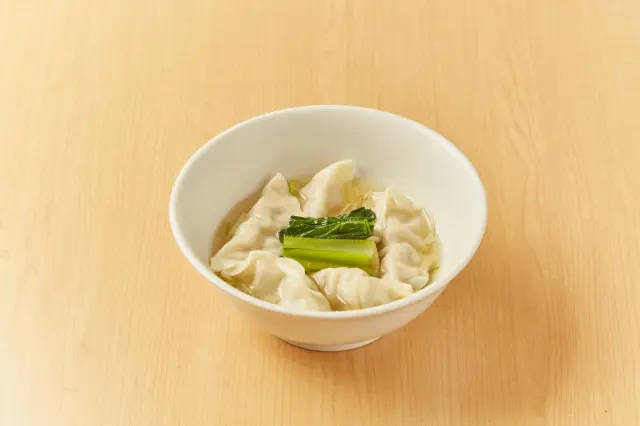 特製スープに塩味を加えて練り込んだ「水餃子」