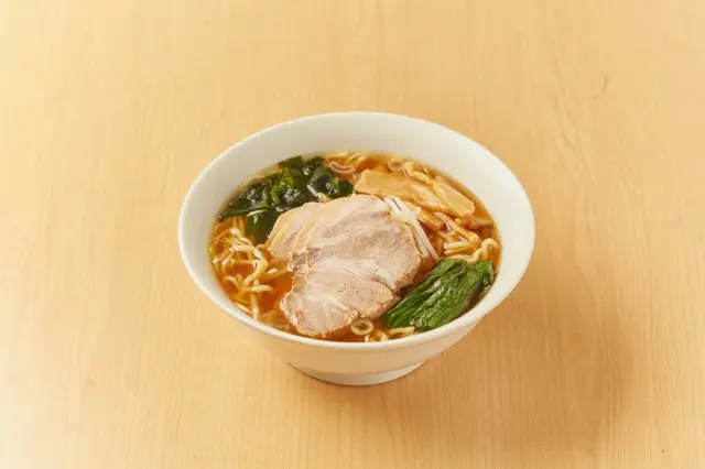 チャーシューとワカメなどの具材が入った「ラーメン」