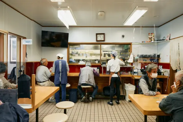 どの時間に来店しても賑わう店内