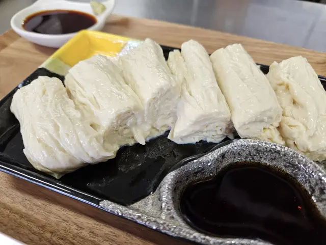 一口サイズに切られた6切れの「刺身ゆば」