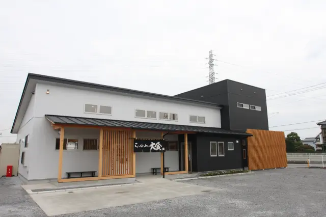 広々とした店の前には20台程度の車を停められる