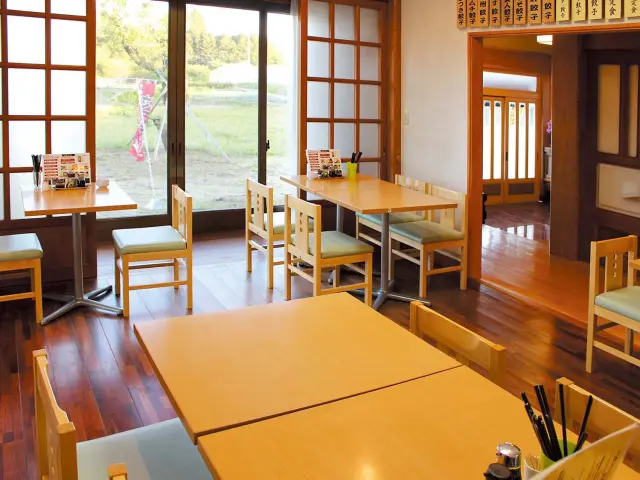 落ち着いた雰囲気のテーブル席