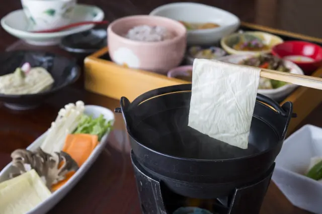 良質な大豆を日光山の冷水に浸す「日光ゆば」