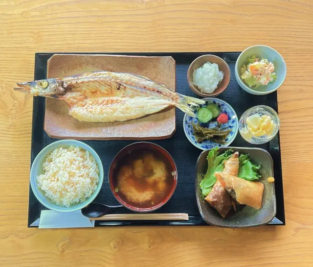 自分で選んだ干物に、胚芽米や小鉢が付いた「日替わり定食」