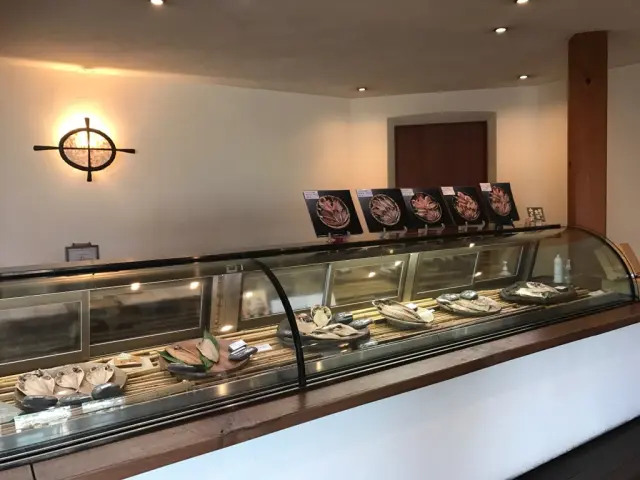 ショーケースの中に干物が並んで販売されている