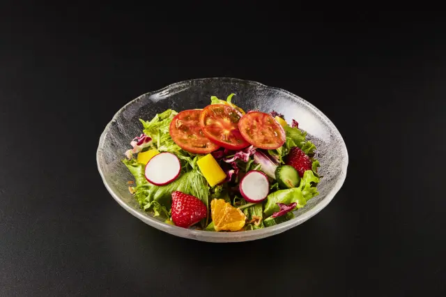 季節ごとに旬の野菜や果物を使った「そだちサラダ」