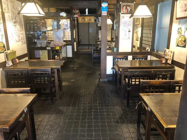 座敷とテーブル席が揃う趣ある店内