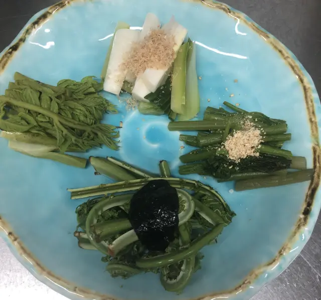 3月下旬から7月中旬にかけては採れたての山菜料理が楽しめる