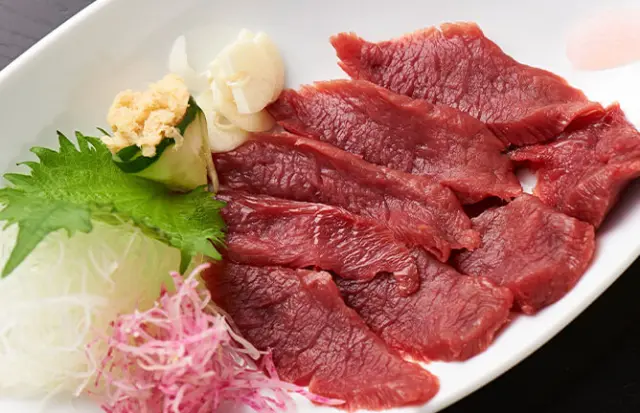 馬の名産地「白鷹」から直接仕入れている馬肉をお刺身で