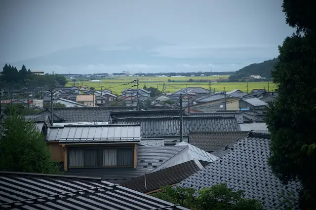 温泉街を一望する高台に位置