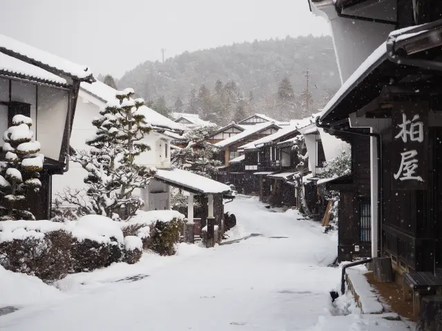 雪に包まれた妻籠宿の町並み。四季を通して違った表情を楽しめる