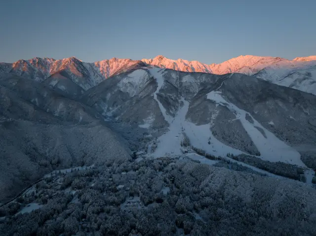 視界をさえぎるものなく、雄大な北アルプスの山々が目前に広がるゲレンデ