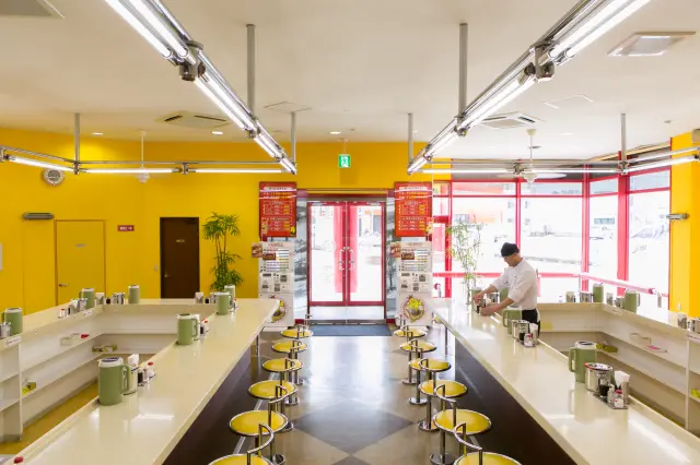 明るくシンプルな店内