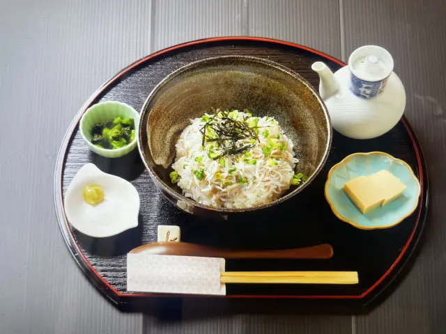 ふっくらした身と甘みを味わえる「釜揚げしらす丼」