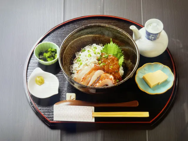 佐島のタコと生しらすの沖漬けが乗った「地タコ3色丼」