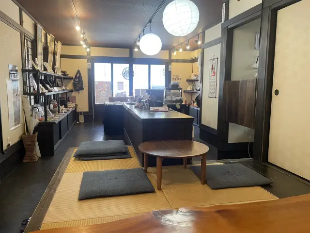 店内の座敷席。そのほかテラス席もある