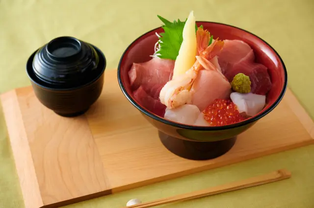 まぐろの赤身や中とろ、旬の魚を使用した「海鮮丼」